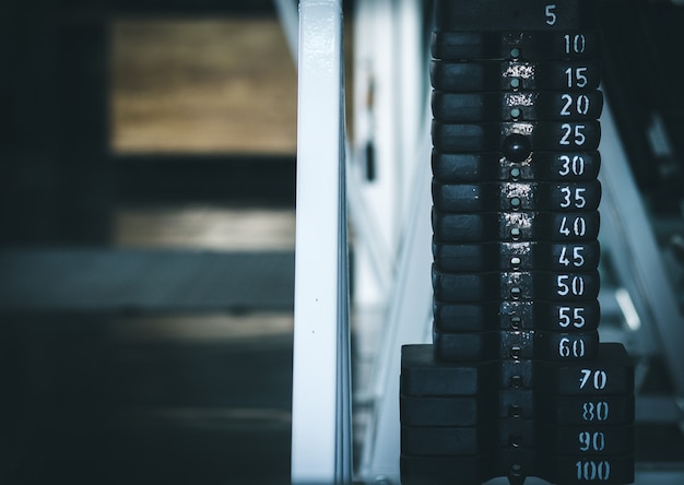 Primer plano de aparatos de gimnasia en el gimnasio