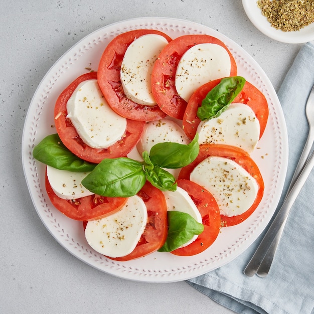 Primer plano de un aperitivo caprese italiano saludable ensalada vegetariana rústica clásica comida mediterránea