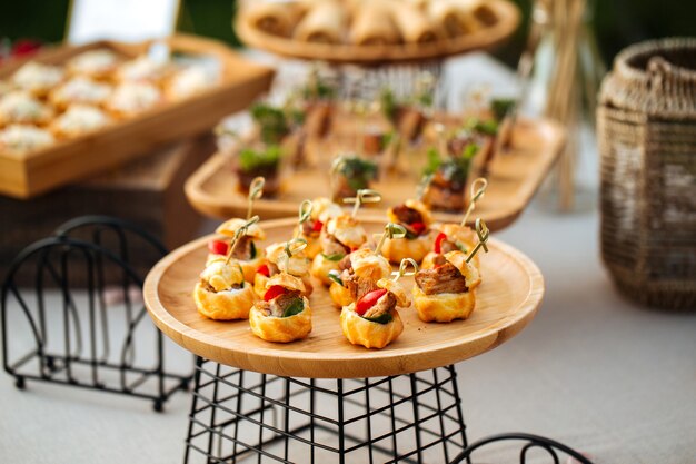 Primer plano de los aperitivos de bruschetta Profiterole