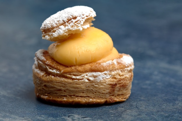 Primer plano de un apetitoso pastel de hojaldre relleno de natillas.