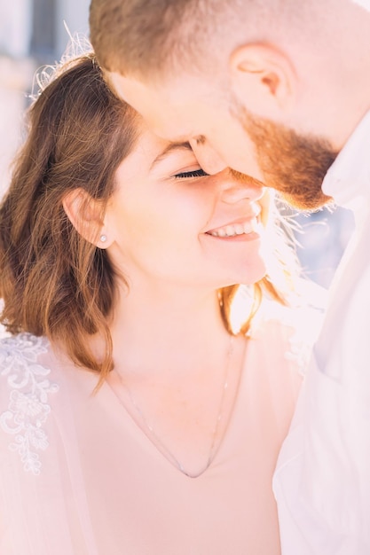 Primer plano de una apuesta en el amor, sonríen y se abrazan tiernamente el día de la boda