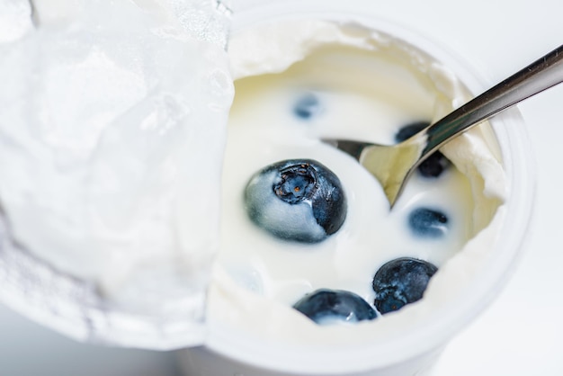 Primer plano de los arándanos en el yogur