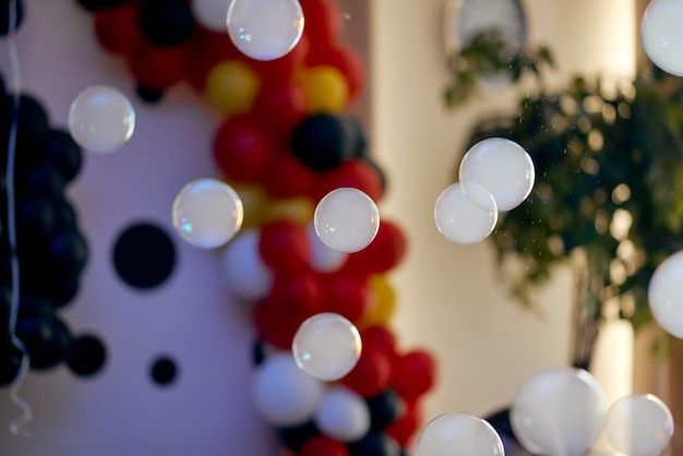 Un primer plano de un árbol decorado en una habitación. Foto de alta calidad