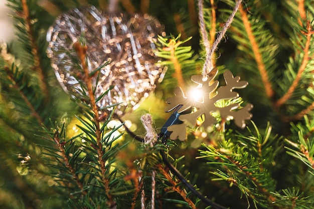 Primer plano del árbol de navidad con adornos y luces de hadas