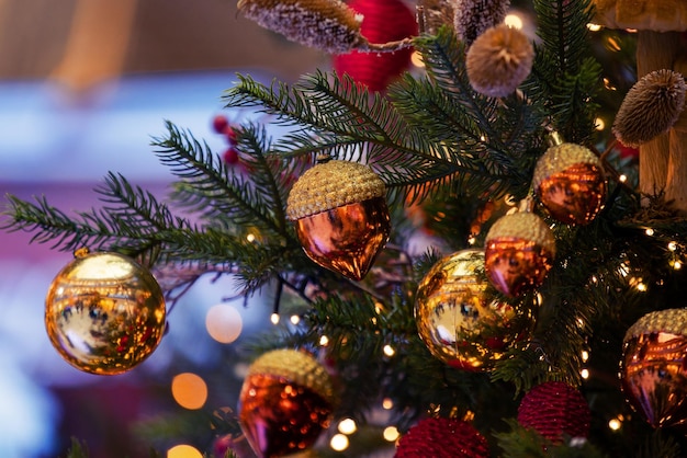 Primer plano de un árbol de Navidad bellamente decorado