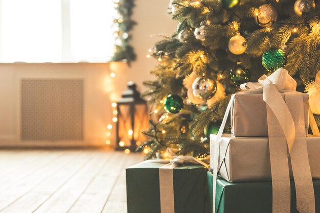 Primer plano del árbol de Navidad y la caja de regalos en el suelo de la casa