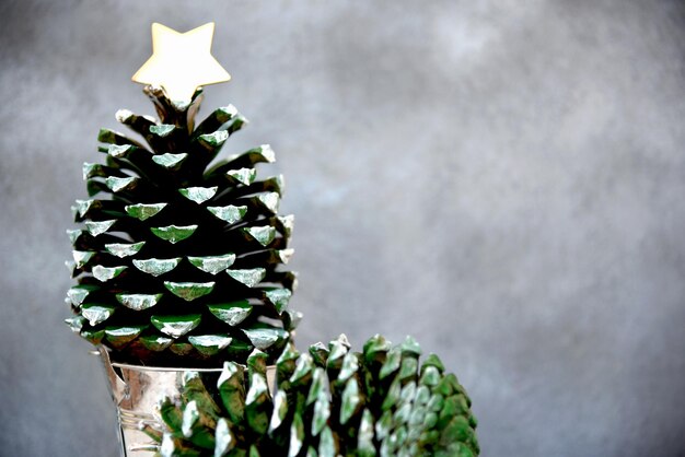 Foto primer plano del árbol de navidad contra la pared