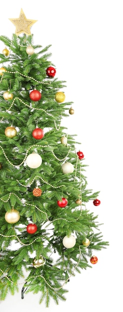 Primer plano de árbol de Navidad decorado aislado en blanco