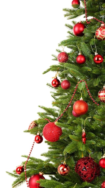 Foto primer plano de árbol de navidad decorado aislado en blanco