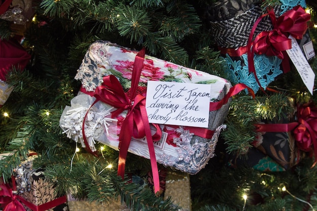 Primer plano de un árbol de Navidad decorado con deseos y regalos Fondo de Navidad