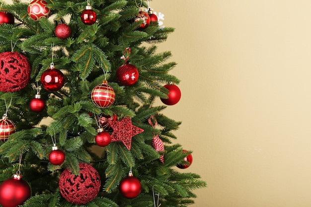 Primer plano del árbol de Navidad decorado