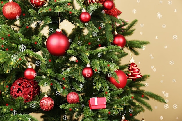 Primer plano del árbol de Navidad decorado