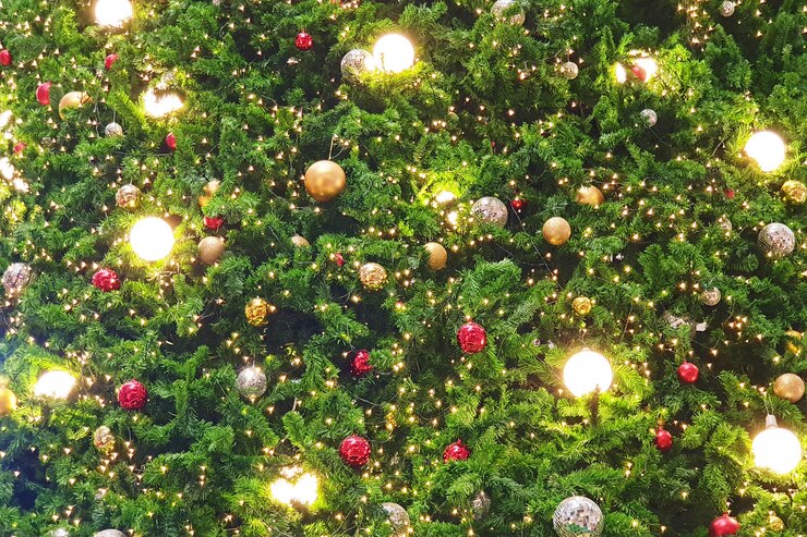 Primer plano de un árbol de navidad decorado