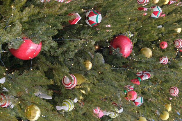 Primer plano de un árbol de navidad decorado