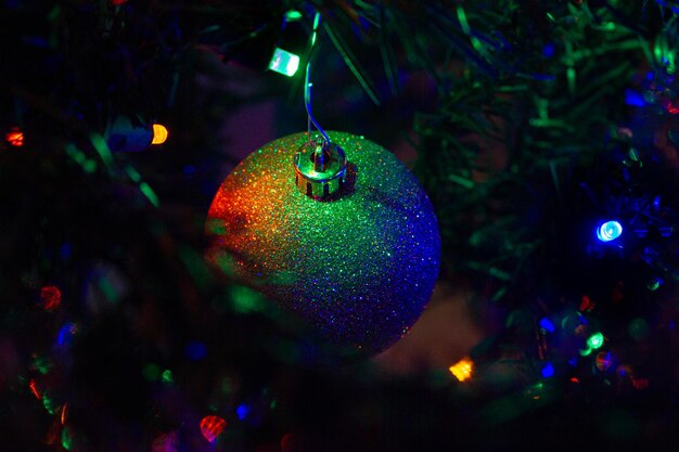 Primer plano del árbol de Navidad iluminado en la noche de bobble