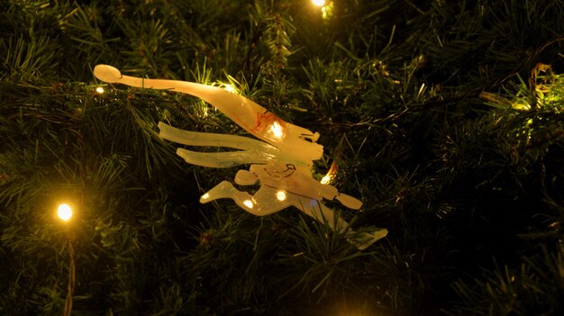Primer plano del árbol de Navidad iluminado por la noche