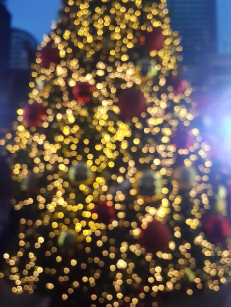 Foto primer plano del árbol de navidad iluminado