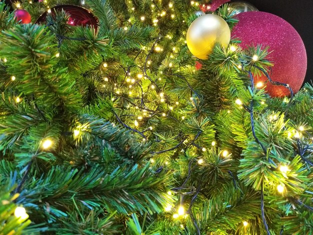 Foto primer plano del árbol de navidad iluminado