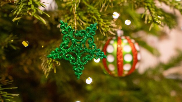 Foto primer plano del árbol de navidad iluminado