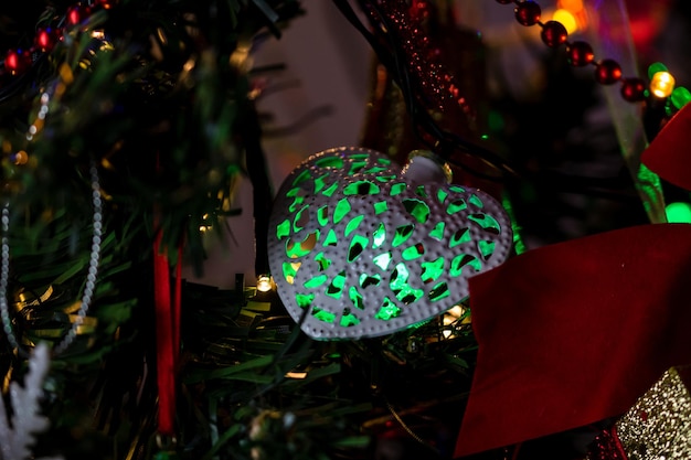 Foto primer plano del árbol de navidad iluminado