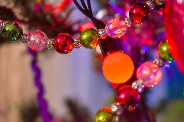 Un primer plano de un árbol de navidad con luces de colores