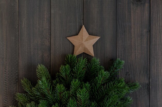 Foto primer plano del árbol de navidad con la puerta cerrada