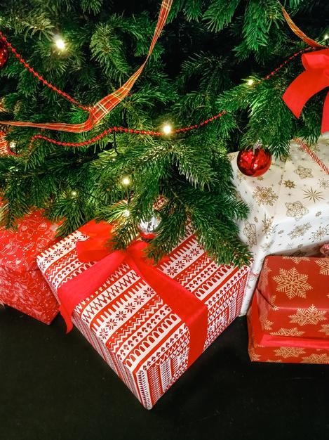 Primer plano del árbol de Navidad y los regalos