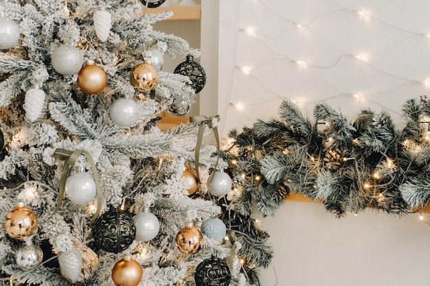 Primer plano del árbol de Navidad En la víspera de Año Nuevo un árbol de Navidad cubierto de nieve decorado