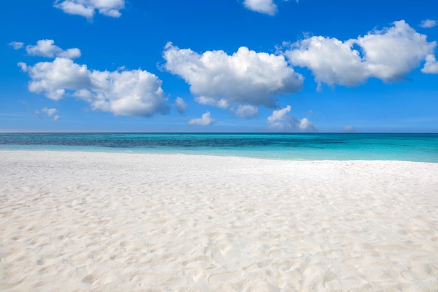 Primer plano de arena en la playa y cielo azul de verano. Paisaje panorámico de playa. Mar de playa tropical vacío