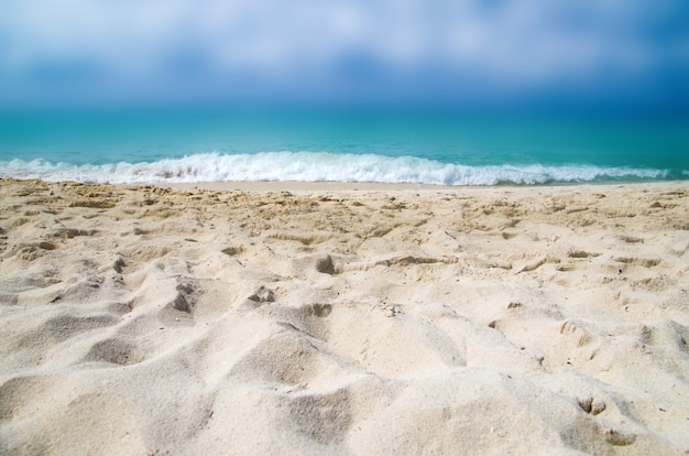 Primer plano de arena de playa con vistas al mar