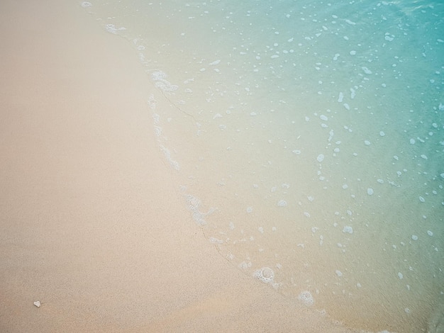 Foto un primer plano de la arena en la playa
