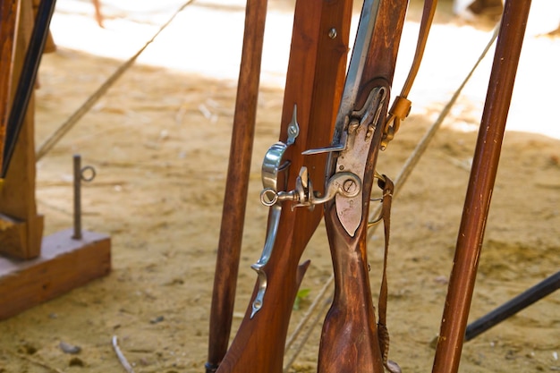 Primer plano de las armas en el campo