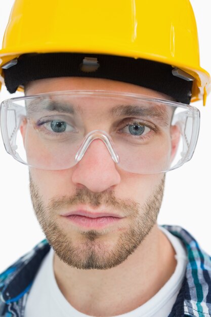 Foto primer plano del arquitecto con gafas protectoras y casco