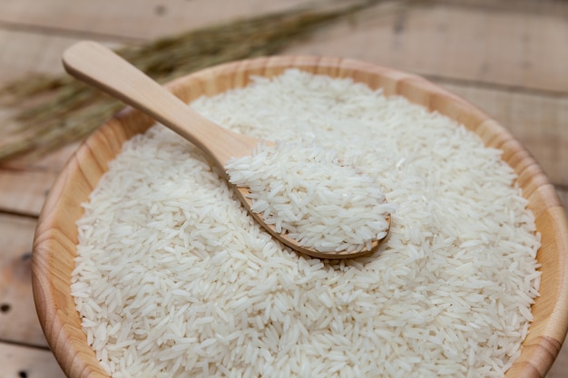 primer plano de arroz crudo en un tazón de madera