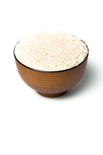 Primer plano de arroz en un cuenco sobre un fondo blanco