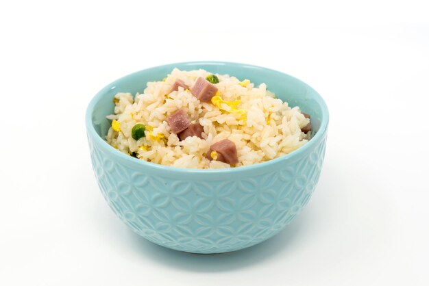 Primer plano de arroz en un cuenco sobre un fondo blanco