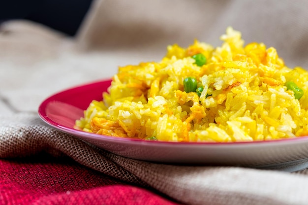 Foto primer plano de arroz frito en un plato de yute