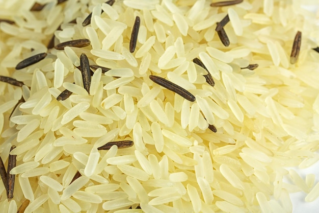 Primer plano de arroz largo mezclado con arroz salvaje aislado en blanco