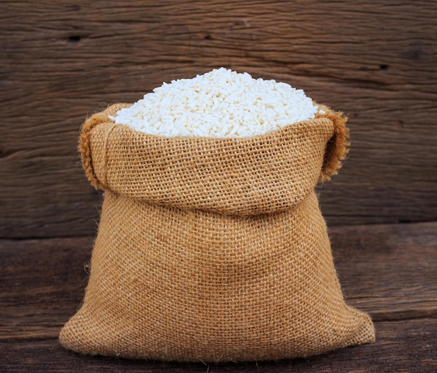 Foto primer plano de arroz en saco en una mesa de madera