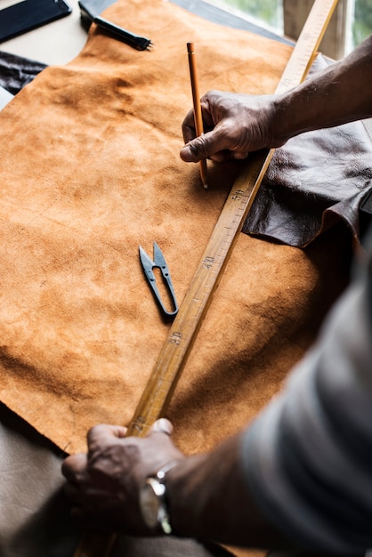 Primer plano de la artesanía de cuero de medición artesano