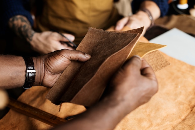 Primer plano de artesano de cuero artesanía