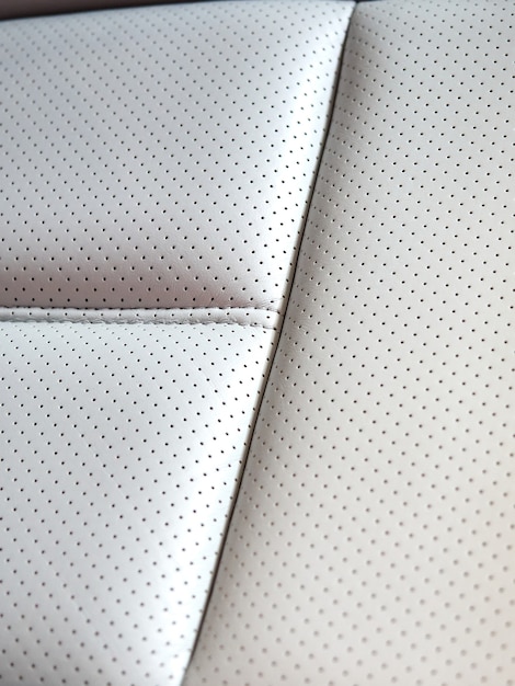 Primer plano de un asiento de coche de cuero blanco de coche moderno