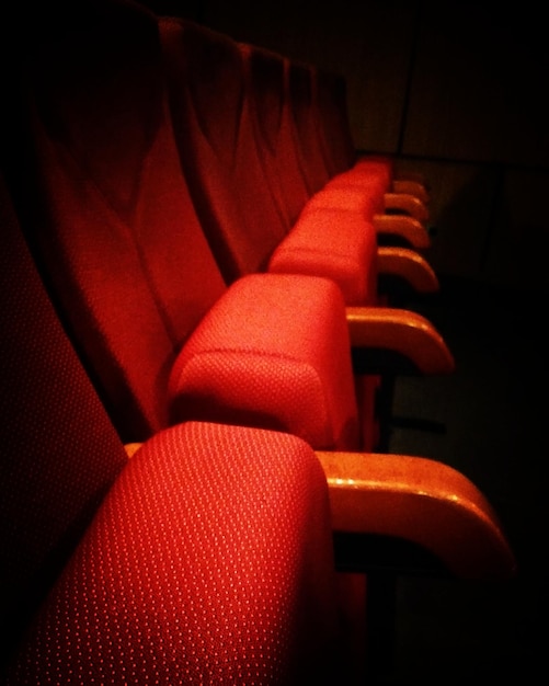 Foto primer plano de los asientos vacíos en la sala