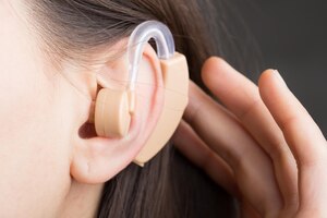 Foto primer plano de un audífono en el oído de una niña