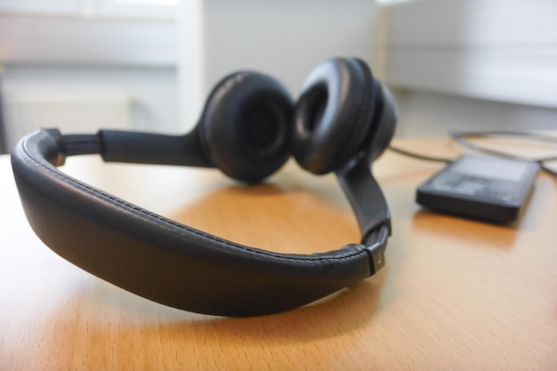 Foto primer plano de auriculares en una mesa de madera