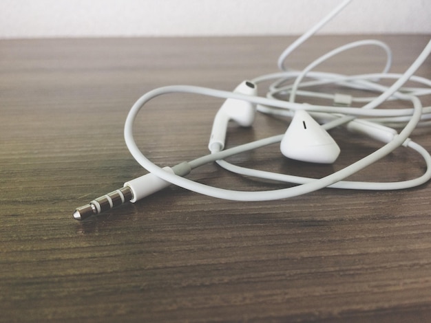 Foto primer plano de los auriculares en la mesa