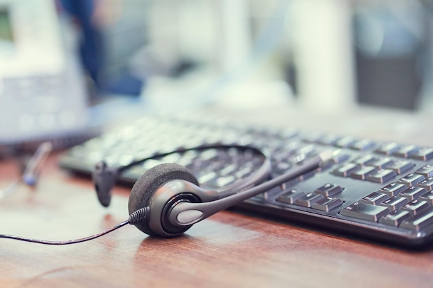 Foto primer plano de los auriculares y el teclado en la mesa