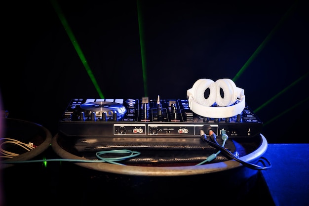 Primer plano de auriculares en un tocadiscos en un club nocturno