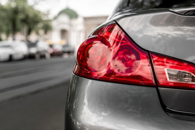 Primer plano del auto en la ciudad