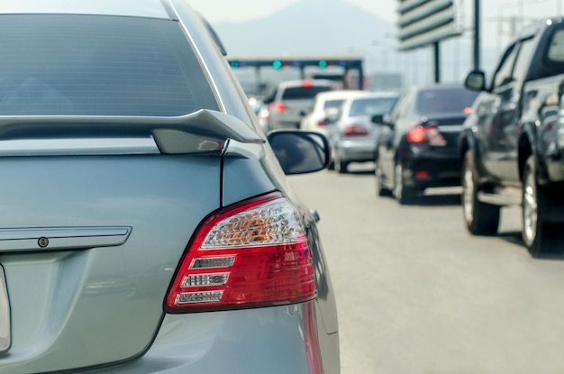 Primer plano de un automóvil en la carretera